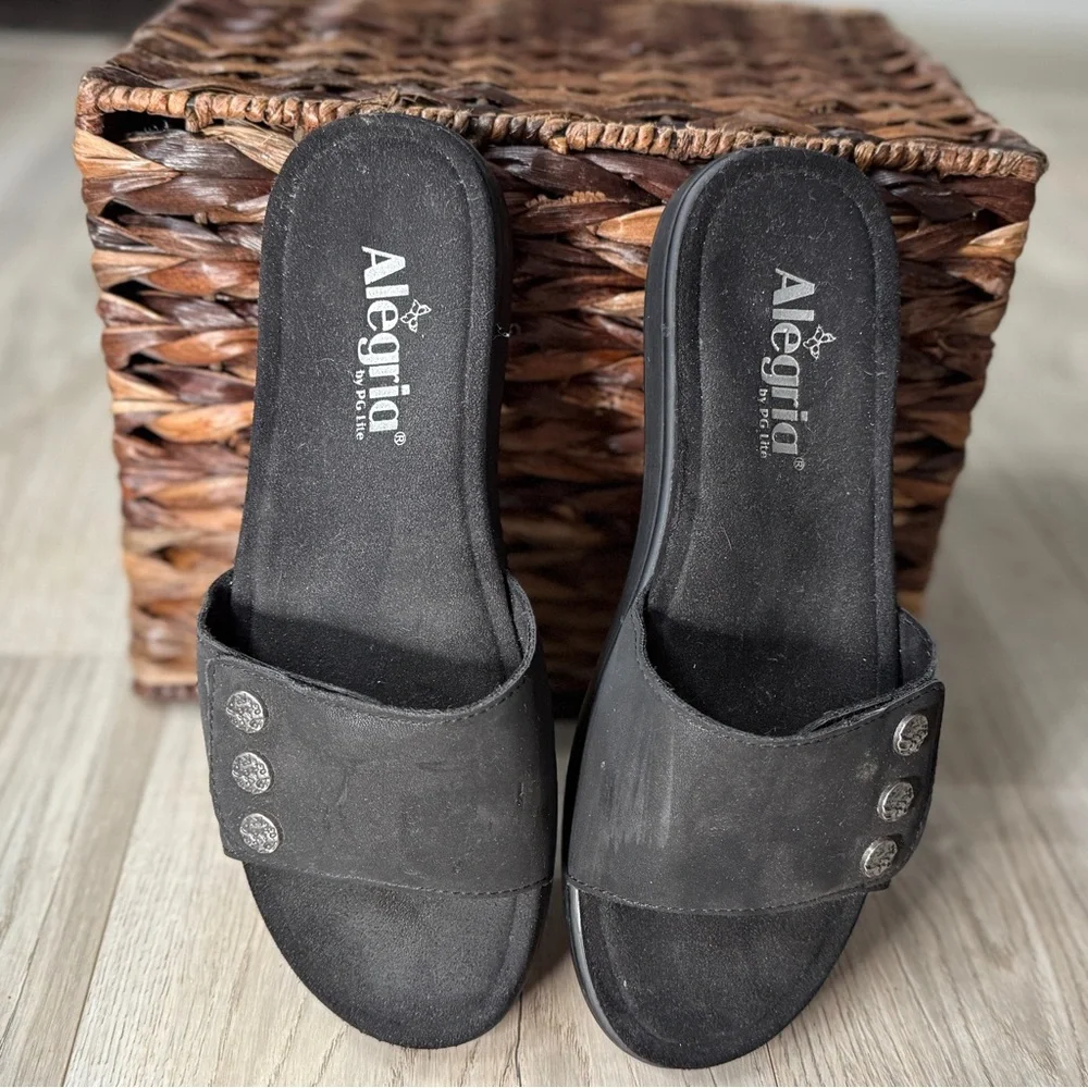 Alegria by PG Lite Womens Black Leather Slide Sandals Silver Medallion Buttons